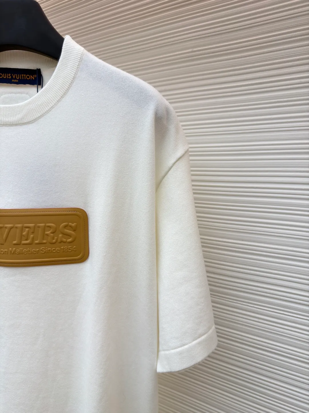 LOUIS VUITTON patched logo short sleeves ●Authentic product: purchased and developed at 9350 ●Item number: 1680944-A65 ●Fabric: high-quality fine cotton yarn ●Technology: wool washed ●Version: fitted version ●Weight: about 365 grams ●Size: The overall routing is straight and delicate, the fabric is comfortable and soft, the color is consistent and there is no color difference, it can be matched with the same style to create a fashionable look, and can be used in various occasions, customized accessories, complete with three standards, the same style for men and women!